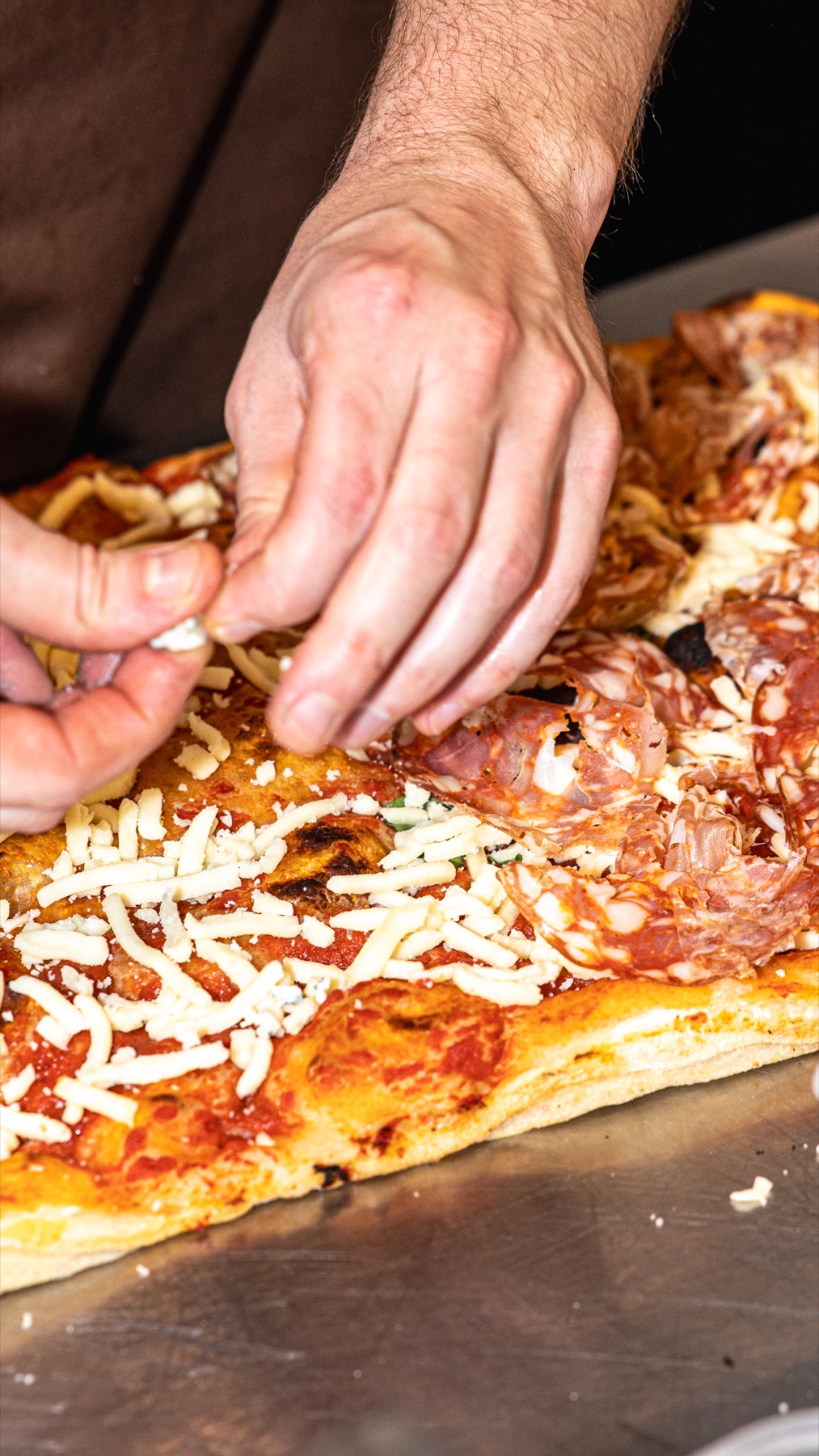 Detal pracy nad pizzą Croccante