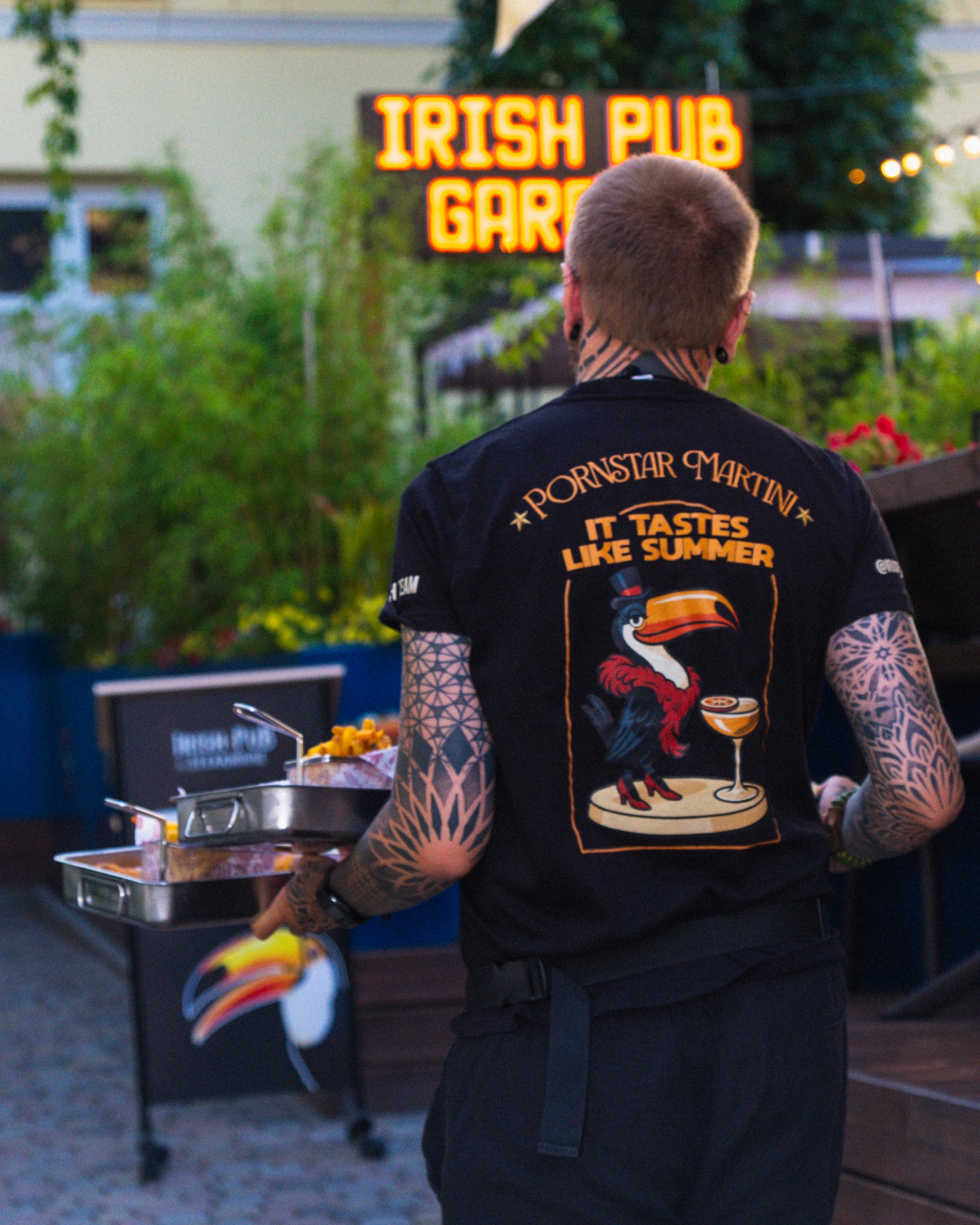 Zespół Irish Pub w zaprojektowanym merchu